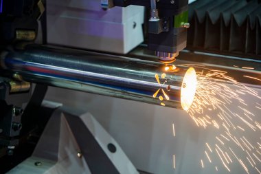 Fiber lazer kesme makinesi CNC programının paslanmaz çelik tüp kontrolünü kesiyor. Lazer kesme makinesiyle çalışan metal levha, paslanmaz çelik boru parçalarını oyuyor..