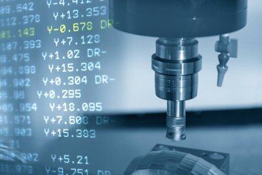 CNC değirmen makinesinin soyut sahnesi ve G-code veri arkaplanı. Küf ve ölüm üretim süreci makine merkezi tarafından .