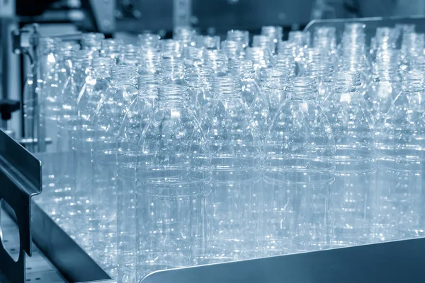 Пэт Бутылки Конвейерной Ленте Заполнения Заводе Питьевой Воды Высокотехнологичный Процесс — стоковое фото