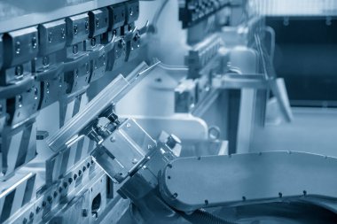 Hidrolik bükme makinesindeki robotik kol operasyonu. Robotik sistem tarafından yüksek teknoloji metal oluşum süreci.