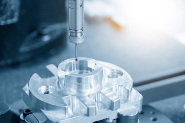 CMM makinesi, sondaya dokunarak alüminyum değirmen parçalarını ölçüyor. Yüksek duyarlı parçaların Koordinat Ölçüm Makinesi, CMM ile kalite denetimi.