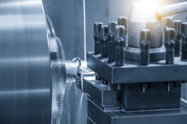 Torna makinesi, metal parçaları kesme aletleriyle kesiyor. Makineyi döndürerek metal işleme süreci.