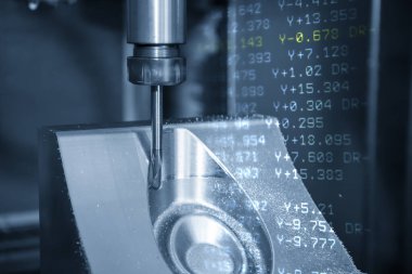 Makineleme merkezinin soyut sahnesi iğne kalıbı parçalarını somut endmill araçları ve G-code veri arkaplanı ile kesiyor. Yüksek teknoloji kalıp ve ölüm CNC değirmen makinesi tarafından üretiliyor..
