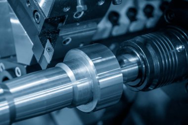 CNC torna makinesi metal şaft parçalarını kesmeyi bitirdi. CNC dönüşüm makinesinin yüksek teknolojili metal işlemesi .