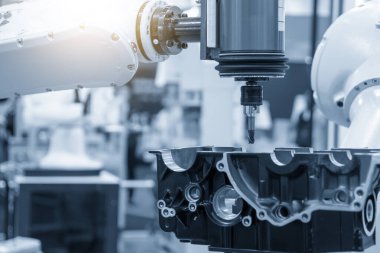Robotik kolla tutturulan değirmen mili alüminyum şanzıman parçalarını kaydırarak kesiyor. Akıllı otomotiv fabrikası üretim işlemi için robotik sistemi kullanır
