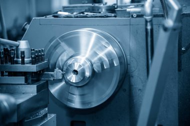 Torna makinesi, metal parçaları kesme aletleriyle kesiyor. Makineyi döndürerek metal işleme süreci.