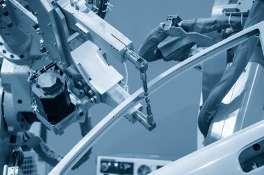 Benek kaynak yapan robotlar otomotiv parçalarını birleştiriyor. Özerk sistemden yüksek teknoloji otomobil üretim süreci. 