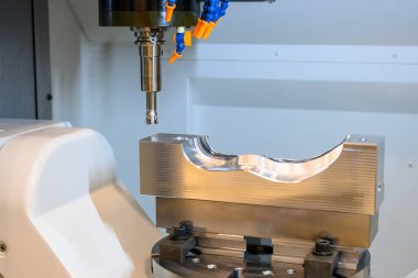 5 eksenli CNC makine merkezi otomotiv küf parçalarını katı top son değirmeni aletleriyle kesiyor. 5 eksenli CNC değirmen makinesiyle yüksek teknoloji otomotiv parçası üretim süreci.