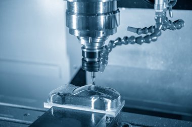 CNC Değirmen Makinesi, numune parçalarını sağlam bir son değirmen aracıyla kesiyor. Yüksek hassasiyetli kalıp ve makine merkezi tarafından üretilen konsept.. 