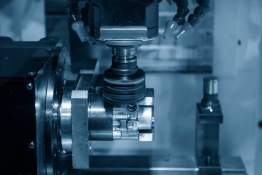4 eksenli CNC değirmen makinesi otomotiv parçalarını yüz değirmenleme araçlarıyla kesiyor. Yüksek duyarlı otomotiv parçaları üretim süreci çok eksenli makine merkezi tarafından .