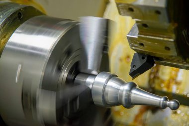 CNC torna makinesi metal şaft parçalarını kesmiş. CNC dönüşüm makinesinin yüksek teknolojili metal işlemesi .