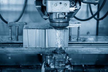 Kablo-EDM makinesinin çalışması zarları kesiyor. Yumuşak ve ölü teknolojisi tel kesme makinesiyle üretim işlemi.