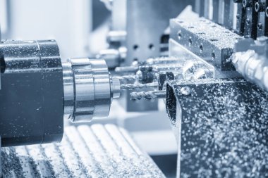 Pirinç kuyusunda çoklu görev yapan CNC torna makinesi İsviçre tipi sondaj. CNC programı tarafından kontrol edilen yüksek teknolojili metal çalışma süreci