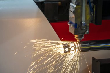 Fiber lazer kesme makinesi CNC programının paslanmaz çelik tüp kontrolünü kesiyor. Lazer kesme makinesiyle çalışan metal levha, paslanmaz çelik boru parçalarını oyuyor..