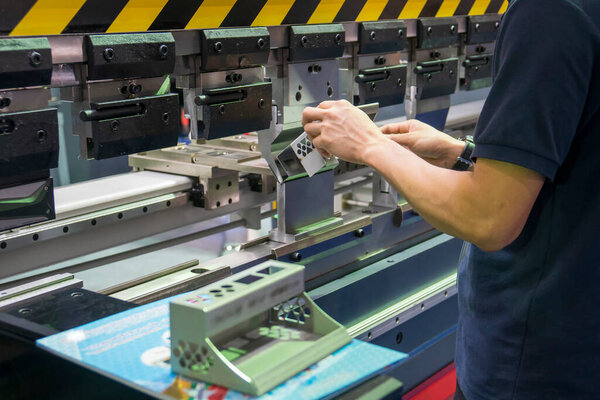 Работа гидравлического станка гибки с техником. Процесс производства автомобильного листового металла путем гибки станка с техническим оператором.