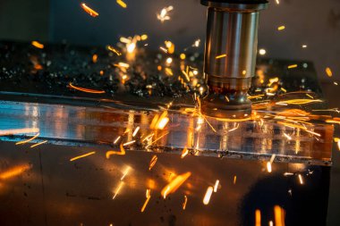 CNC değirmen makinesinin yanma çipi. İndeksli son-değirmen aletleriyle kaba kesim. Makine merkezinden indekslenebilir araç aşınması.