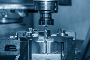 Değirmen makinesi matkap aletleriyle iş parçalarında delik açıyor. Değirmen makinesinden metal çalışma süreci.