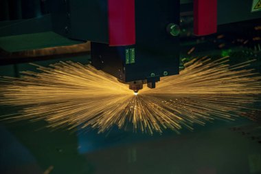 Fiber lazer kesme makinesi parlak ışıkla metal levhayı kesiyor. Lazer kesme makinesinin yüksek teknoloji metal üretim süreci.. 