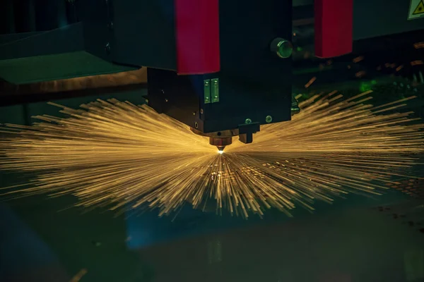 Fiber Laser Cutting Machine Cutting Sheet Metal Plate Sparkling Light — Stock Photo, Image