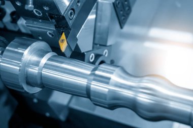 CNC torna makinesi metal şaft parçalarını kesmeyi bitirdi. CNC dönüşüm makinesinin yüksek teknolojili metal işlemesi .