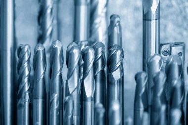 CNC değirmen makinesi için kullanılan son değirmen araçlarının yakın çekim sahnesi. Makine merkezi için kesme aracı.