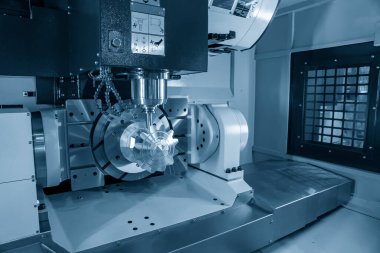 5 eksenli CNC makine merkezi mekanik kısımları katı top-ucu-değirmen araçlarıyla kesiyor. 5 eksenli CNC değirmen makinesiyle yüksek teknoloji mekanik parça üretim süreci.