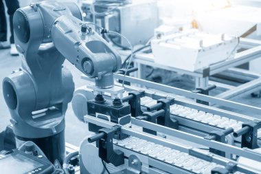 Otomatik robotik sistem tarafından materyal işleme süreci. Robot kolların yüksek özerk teknoloji üretim hattı.. 