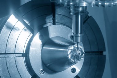 5 eksenli CNC değirmen makinesi, türbin bıçaklarının parçalarını sert top değirmeni aletleriyle kesiyor. Yüksek teknoloji otomotiv parçası üretim süreci 5 eksen makine merkezi tarafından.