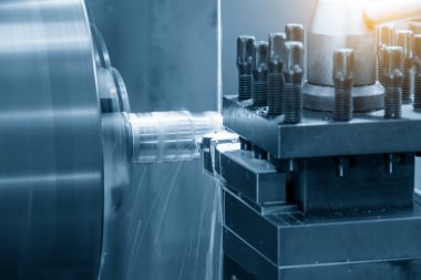 Torna makinesi, pirinç şaft parçalarını kesme aletleriyle kesiyor. Makineyi döndürerek metal işleme süreci.