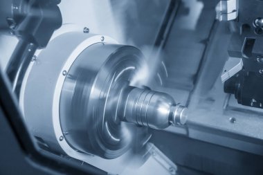 CNC torna makinesi metal şaft parçalarını kesmeyi bitirdi. CNC dönüşüm makinesinin yüksek teknolojili metal işlemesi .