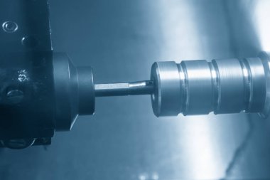 CNC torna makinesi metal makara parçalarını kesiyordu. CNC dönüşüm makinesinin yüksek teknolojili metal işlemesi .