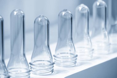 Önbiçimlendirilmiş plastik şişe yığını. Enjeksiyon sürecinden önceden biçimlendirilmiş biçim materyali.