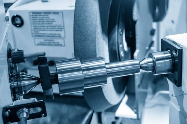 CNC programının silindirik yüzey öğütme makinesi kontrolü. Yüksek hassasiyetli üretim konsepti.