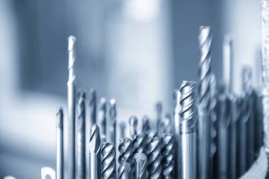 CNC değirmen makinesi için kullanılan son değirmen araçlarının yakın çekim sahnesi. Makine merkezi için kesme aracı.