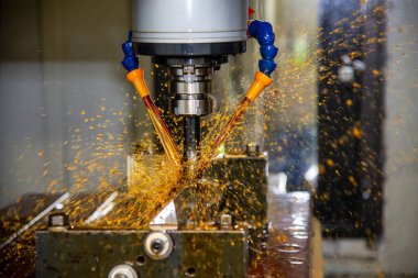 CNC değirmen makinası, katı uçlu değirmen araçlarıyla kabuk kalıplarını kesiyor. CNC makine merkezi tarafından üretilen kalıp ve ölüm süreci.