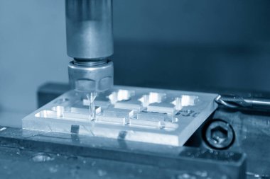 CNC değirmen makinesi, küf parçalarını sağlam bir son değirmen aracıyla kesiyor. Yüksek hassasiyetli kalıp ve makine merkezi tarafından üretilen konsept.. 