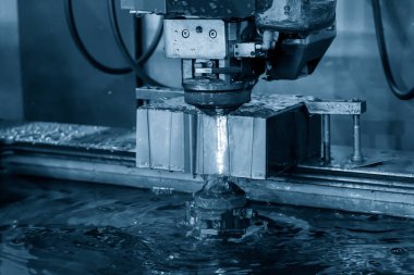 Kablo-EDM makinesinin çalışması zarları kesiyor. Yumuşak ve ölü teknolojisi tel kesme makinesiyle üretim işlemi.