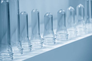 Önbiçimlendirilmiş plastik şişe yığını. Enjeksiyon sürecinden önceden biçimlendirilmiş biçim materyali.