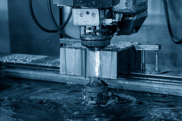 Работа машины с проволочной ЭДМ, режущей штампованные детали. Высокотехнологичный процесс производства мягких и штампованных проволочных машин.