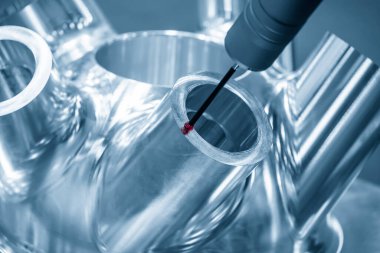 Çoklu eksen CMM makinesi, sondaya dokunarak alüminyum döküm parçalarını ölçüyor. Yüksek duyarlı parçaların Koordinat Ölçüm Makinesi, CMM ile kalite denetimi.