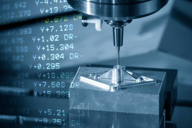 CNC değirmen makinesinin soyut sahnesi ve G-kod veri arkaplanı enjeksiyon küf parçalarını kesiyor. Yüksek teknoloji kalıp ve makine merkezi tarafından üretilen konsept.