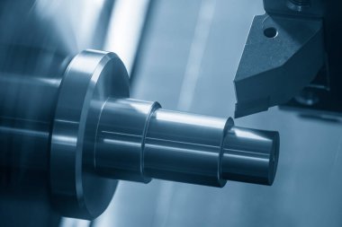 CNC torna makinesi metal şaft parçalarını kesiyor. CNC dönüşüm makinesinin yüksek teknolojili metal işlemesi .