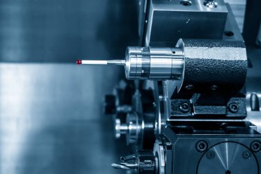 CNC torna makinesindeki dokunmatik sonda eklentisi. Koordinat Ölçüm Makinesi ve CMM makinesiyle yüksek duyarlı parçaların kalite kontrolü.