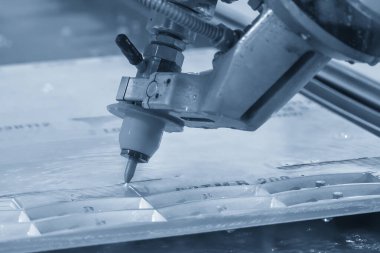 Alüminyum plakayı kesen aşındırıcı çok eksenli su püskürtme makinesi. Su jeti kesme makinesiyle kesilen yüksek teknoloji metal. .