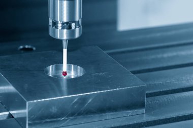 Küf parçasını ölçmek için CNC değirmen makinesindeki CMM sonda ataşesi. Yüksek duyarlı parçaların Koordinat Ölçüm Makinesi, CMM ile kalite denetimi.