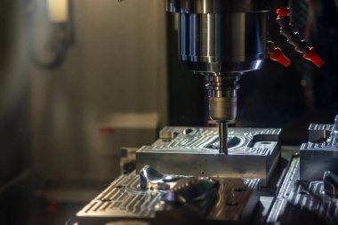 CNC değirmen makinesi, dizinlenebilir son değirmen araçlarıyla enjeksiyon küf parçalarını kesiyor. Kalıplar ve ölüm üretim süreci, son değirmen araçları ile makine merkezi tarafından.
