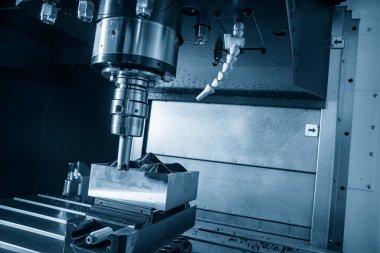 CNC değirmen makinesi, dizinlenebilir son değirmen araçlarıyla enjeksiyon küf parçalarını kesiyor. Kalıplar ve ölüm üretim süreci, son değirmen araçları ile makine merkezi tarafından.