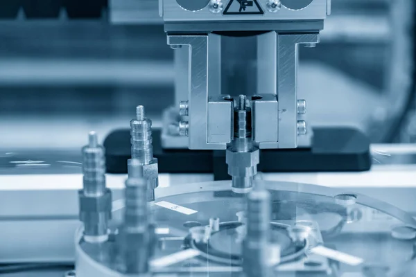 Den Automatiska Robotarmen Griper Tag Tändstiftsdelen Produktionslinjen Högteknologiskt Materialhanteringssystem Med — Stockfoto