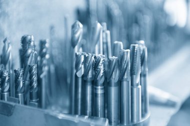 CNC değirmen makinesi için kullanılan son değirmen araçlarının yakın çekim sahnesi. Makine merkezi için kesme aracı.