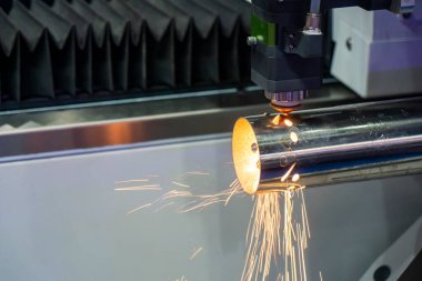 Fiber lazer kesme makinesi CNC programının paslanmaz çelik tüp kontrolünü kesiyor. Lazer kesme makinesiyle çalışan metal levha, paslanmaz çelik boru parçalarını oyuyor..